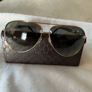 Gucci Black and Gold Marina Chain Aviator Sunglasses… Authentic !